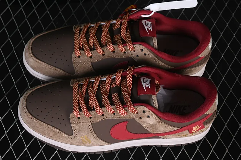 All categories Nk SB Dunk Series Nk SB Dunk Low High-end customized low-top sneakers Nike SB Dunk Low Limited to the Year of the Horse Red brown to welcome the horse High-end customized low-top casual skateboard shoes HT5088-652